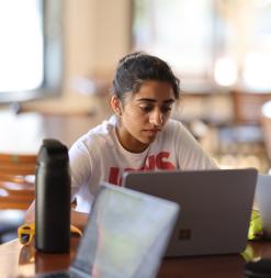 SUMaC student in front of laptop